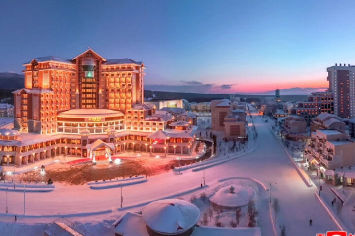 Ким Чен Ын с дочерью открыли новый горный курорт в Северной Корее