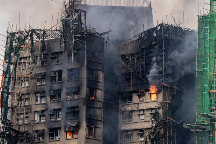 Коррупция в строительстве: эксперты назвали причину пожара в Гонконге, унесшего 156 жизней