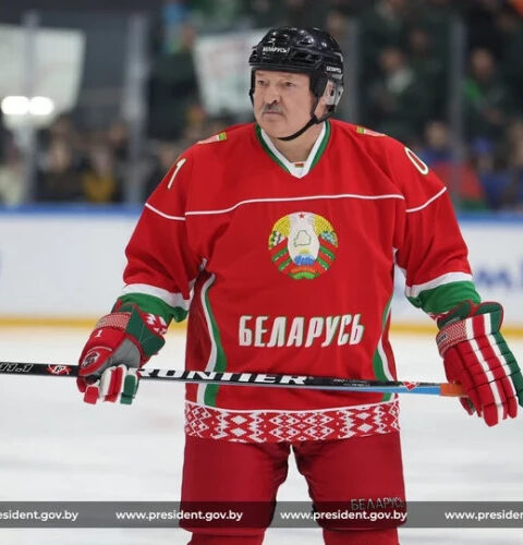 Лукашенко о падении на хоккейном матче: все в порядке, готовлюсь к следующей игре