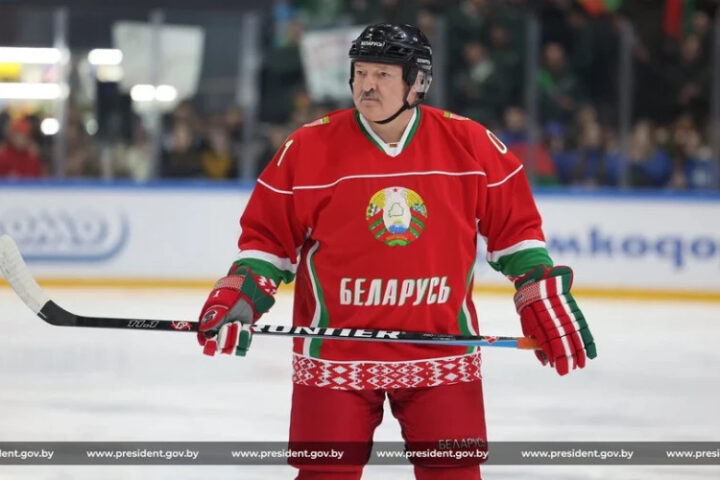 Лукашенко о падении на хоккейном матче: все в порядке, готовлюсь к следующей игре