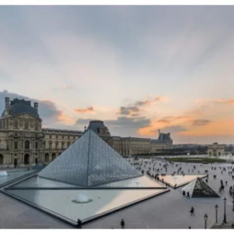 Лувр усиливает меры безопасности после кражи ювелирных изделий на 88 миллионов евро
