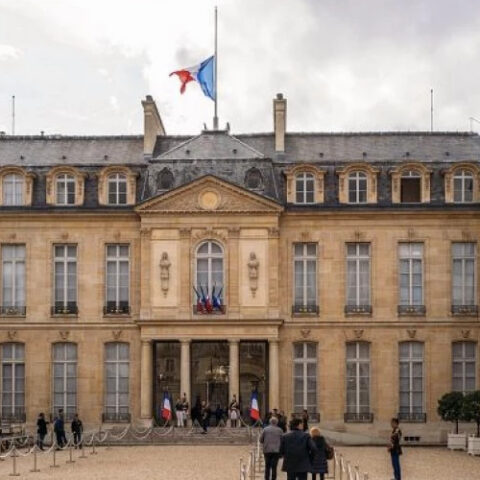 Метрдотель Елисейского дворца два года крал посуду из резиденции президента Франции