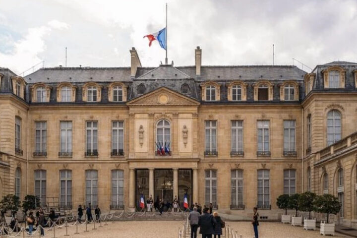 Метрдотель Елисейского дворца два года крал посуду из резиденции президента Франции