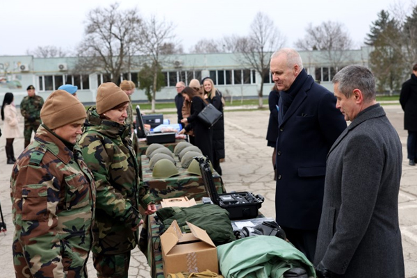 НАТО передало Молдове партию помощи для Нацармии в ходе визита в Кишинев
