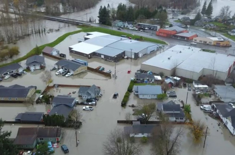 Наводнения в Вашингтоне: губернатор объявил чрезвычайное положение и возможную эвакуацию 100 тысяч человек