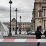 Охрана Лувра не смогла предотвратить ограбление из-за 30-секундной задержки