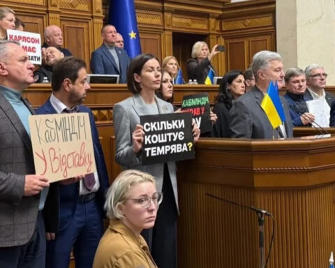 Оппозиция в Украине снова блокирует трибуну Верховной Рады, требуя отставки Кабмина