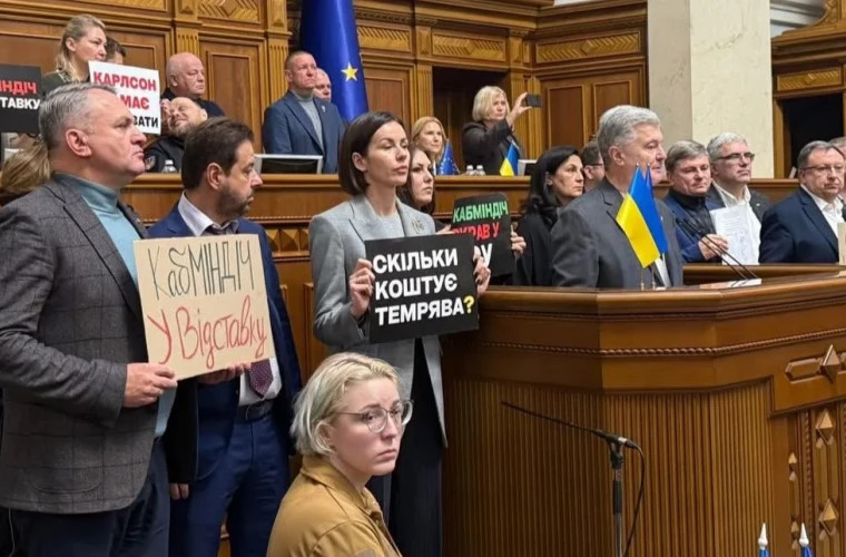 Оппозиция в Украине снова блокирует трибуну Верховной Рады, требуя отставки Кабмина