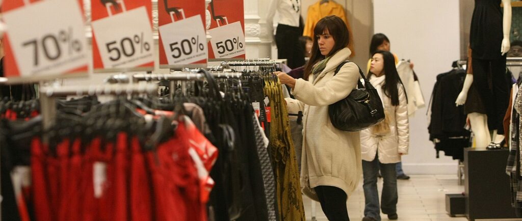 Падение потребительского спроса привело к рекордной экономии россиян на одежде