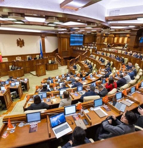 Парламент одобрил законопроект о 40% надбавке для работников по борьбе с дезинформацией