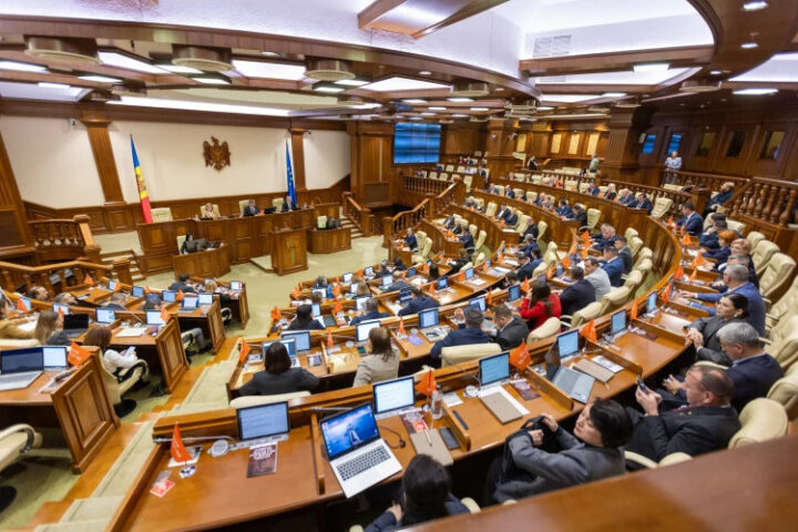 Парламент одобрил законопроект о 40% надбавке для работников по борьбе с дезинформацией