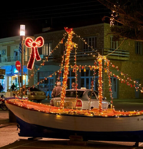 Почему греки выбирают лодку вместо ёлки для новогоднего украшения?