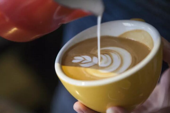 Почему не стоит пить кофе с молоком: влияние на здоровье и фигуру