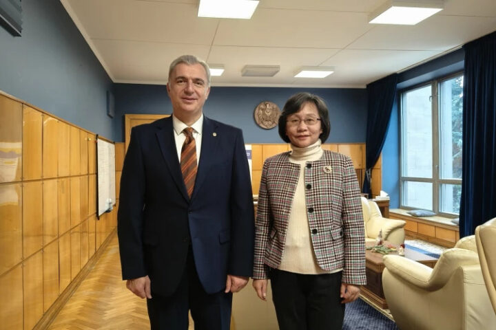 Посол Китая Донг Чжихуа встретилась с министром экономики Молдовы Евгением Осмокеску