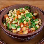 Рецепт дня: фасоль в томатном соусе с луком и чесноком