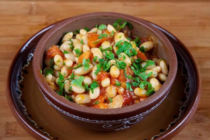 Рецепт дня: фасоль в томатном соусе с луком и чесноком