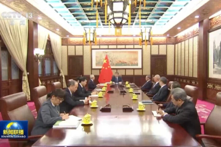 Си Цзиньпин провёл встречу с главой администрации Аомэнь в Пекине