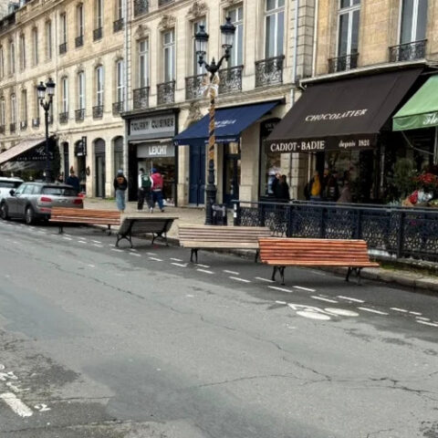 Скандал в Бордо: скамейки установлены на проезжей части, вызвав критику горожан