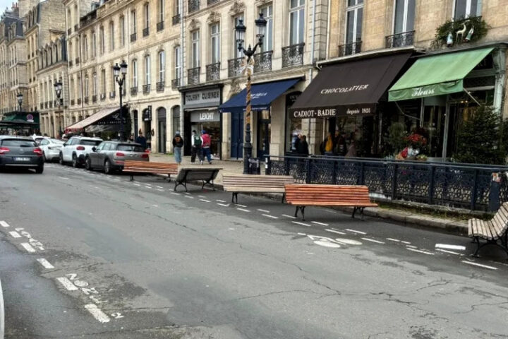 Скандал в Бордо: скамейки установлены на проезжей части, вызвав критику горожан