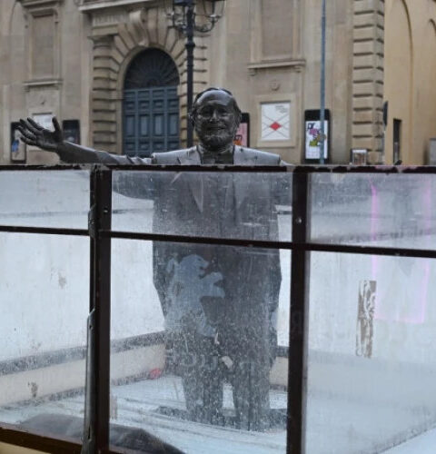 Статуя Лучано Паваротти окружена катком в Пезаро: мэр города принес извинения семье тенора