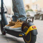 Строгие правила для электросамокатов в Румынии: обязательное страхование и возможные компенсации до 32 миллионов леев