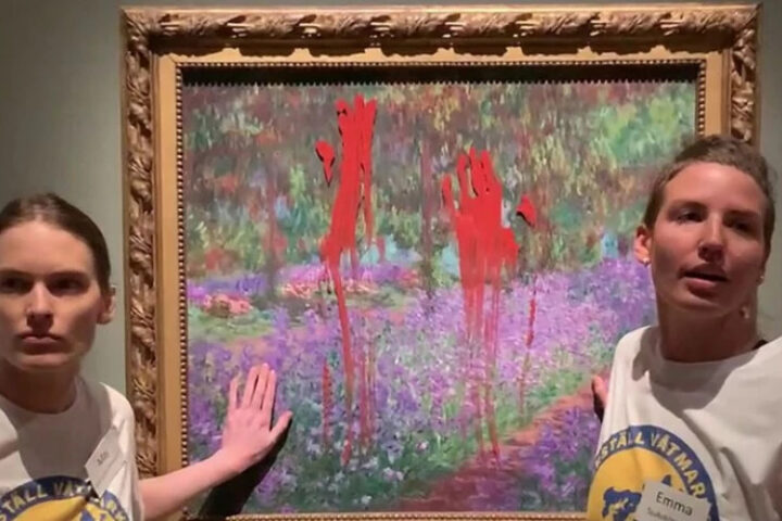 Суд в Швеции оправдал активистов, обливавших краской картину Моне