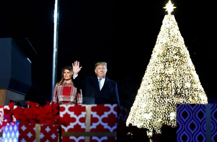 Трамп и Мелания зажгли огни на рождественской елке у Белого дома