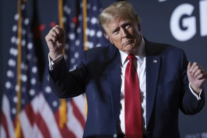 Трамп вновь станцевал на митинге в Пенсильвании, обрушившись с критикой на Байдена и ФРС