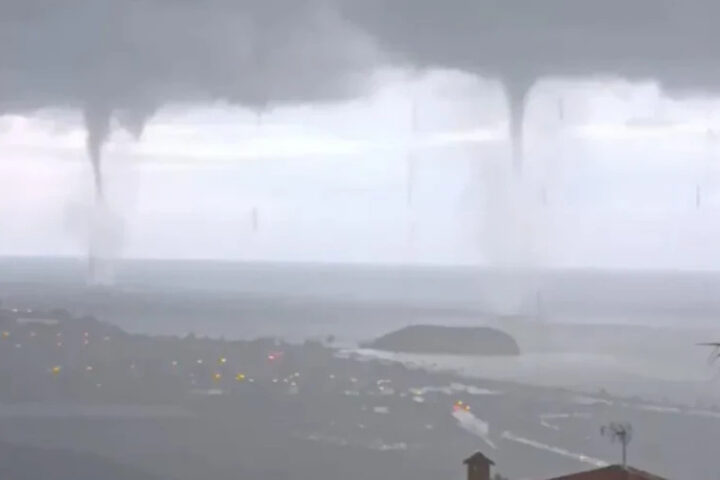 Три водяных смерча обрушились на пляж в Испании, местные жители сравнили с концом света