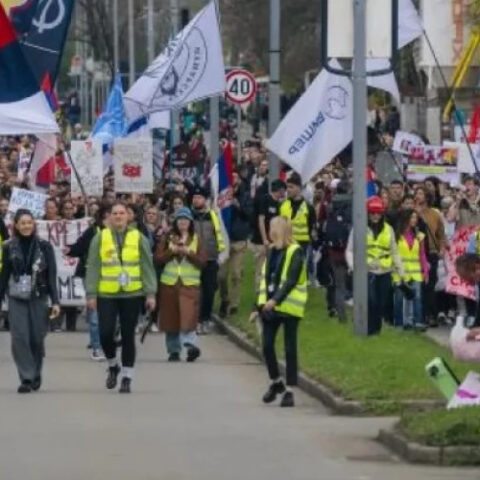 Тысячи студентов и активистов протестуют в Новом Пазаре против давления на высшее образование в Сербии
