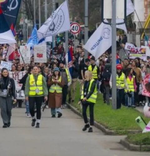 Тысячи студентов и активистов протестуют в Новом Пазаре против давления на высшее образование в Сербии