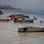 У побережья Турции мраморное море отступило на 20 метров, образовав песчаные участки