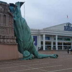 В Бразилии в штате Риу-Гранди-ду-Сул обрушилась копия Статуи Свободы из-за шторма