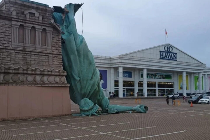 В Бразилии в штате Риу-Гранди-ду-Сул обрушилась копия Статуи Свободы из-за шторма