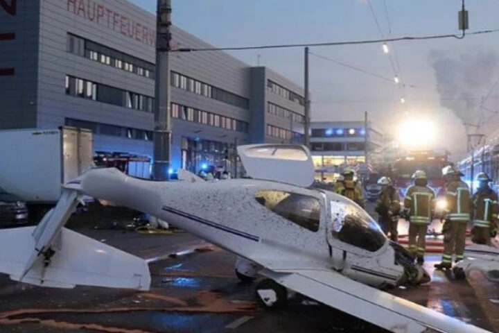 В Мангейме один моторный самолёт совершил аварийную посадку на оживлённую улицу
