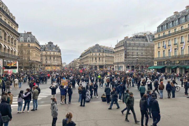 В Париже прошла демонстрация против бюджетной политики правительства Франции