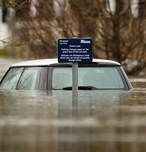Великобритания объявляет чрезвычайное положение из-за наводнений и сильных дождей