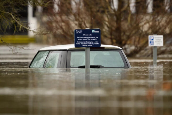 Великобритания объявляет чрезвычайное положение из-за наводнений и сильных дождей