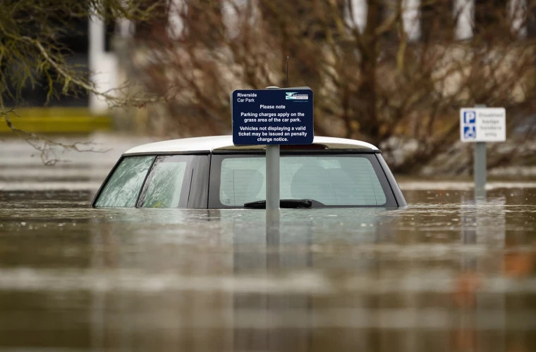 Великобритания объявляет чрезвычайное положение из-за наводнений и сильных дождей