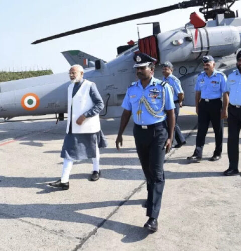 Вертолёт премьер-министра Индии Нарендры Моди не приземлился на митинг в Западной Бенгалии из-за тумана