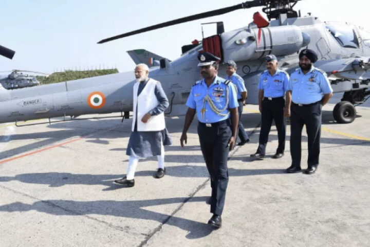 Вертолёт премьер-министра Индии Нарендры Моди не приземлился на митинг в Западной Бенгалии из-за тумана