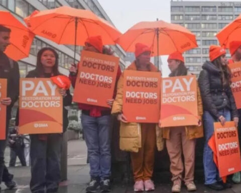 Врачи-резиденты в Англии объявили пятидневную забастовку с 17 декабря из-за низких предложений правительства по зарплате