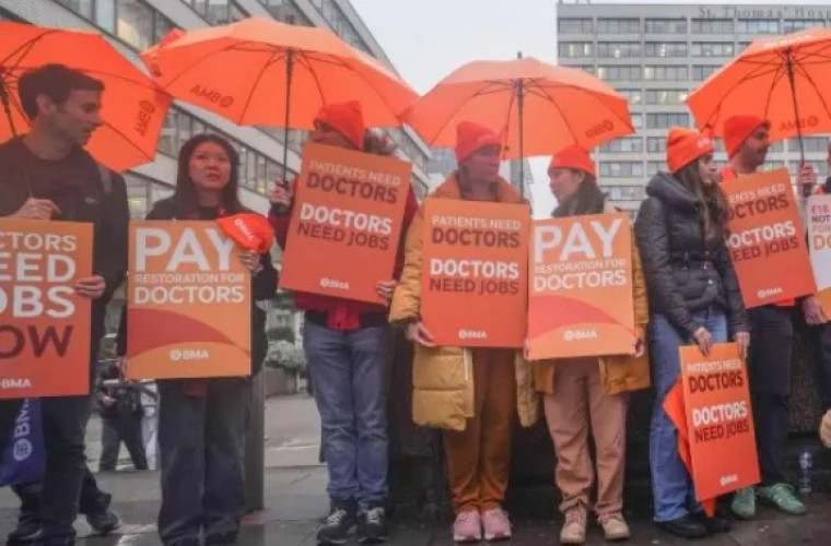 Врачи-резиденты в Англии объявили пятидневную забастовку с 17 декабря из-за низких предложений правительства по зарплате
