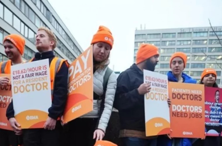 Врачи-резиденты Великобритании объявили пятидневную забастовку из-за низкой оплаты труда