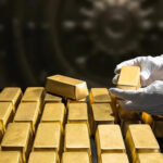 Золото достигло рекорда в $4500, серебро и платина подорожали до исторических максимумов