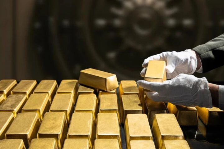 Золото достигло рекорда в $4500, серебро и платина подорожали до исторических максимумов