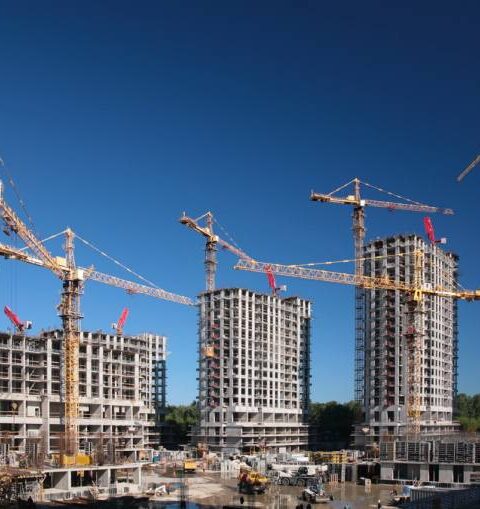 Строительный спад в России затронул мегаполисы и усилил риски дефицита жилья