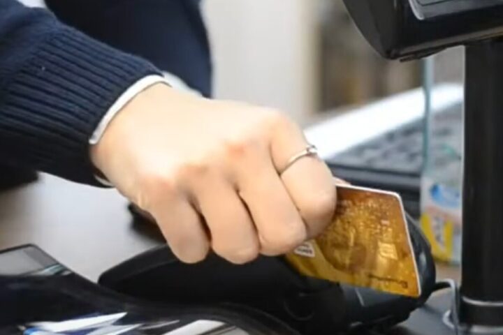 Оплата зарубежных туров обернулась для россиян блокировками счетов