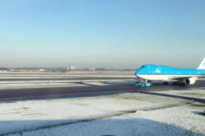 Аэропорт Схипхол отменил более 450 рейсов из-за снегопада и сильного ветра