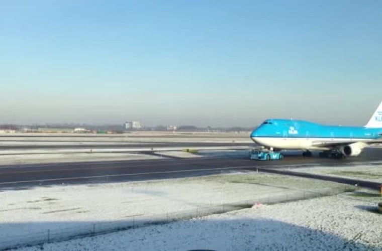 Аэропорт Схипхол отменил более 450 рейсов из-за снегопада и сильного ветра